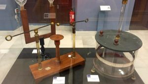 La enseñanza de la Física y la Química de 1845 a 1939: Instrumentos y manuales - vitrina 2