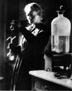 Marie Curie en su laboratorio