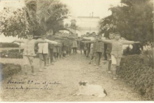 Clase de gimnasia en el grupo (1921?). Archivo Díaz Escovar, nº 2017