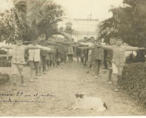 Clase de gimnasia en el grupo (1921?). Archivo Díaz Escovar, nº 2017