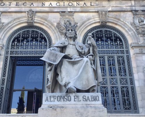 Estatua de Alfonso X el Sabio, frente a la Biblioteca Nacional, obra de José Alcoverro