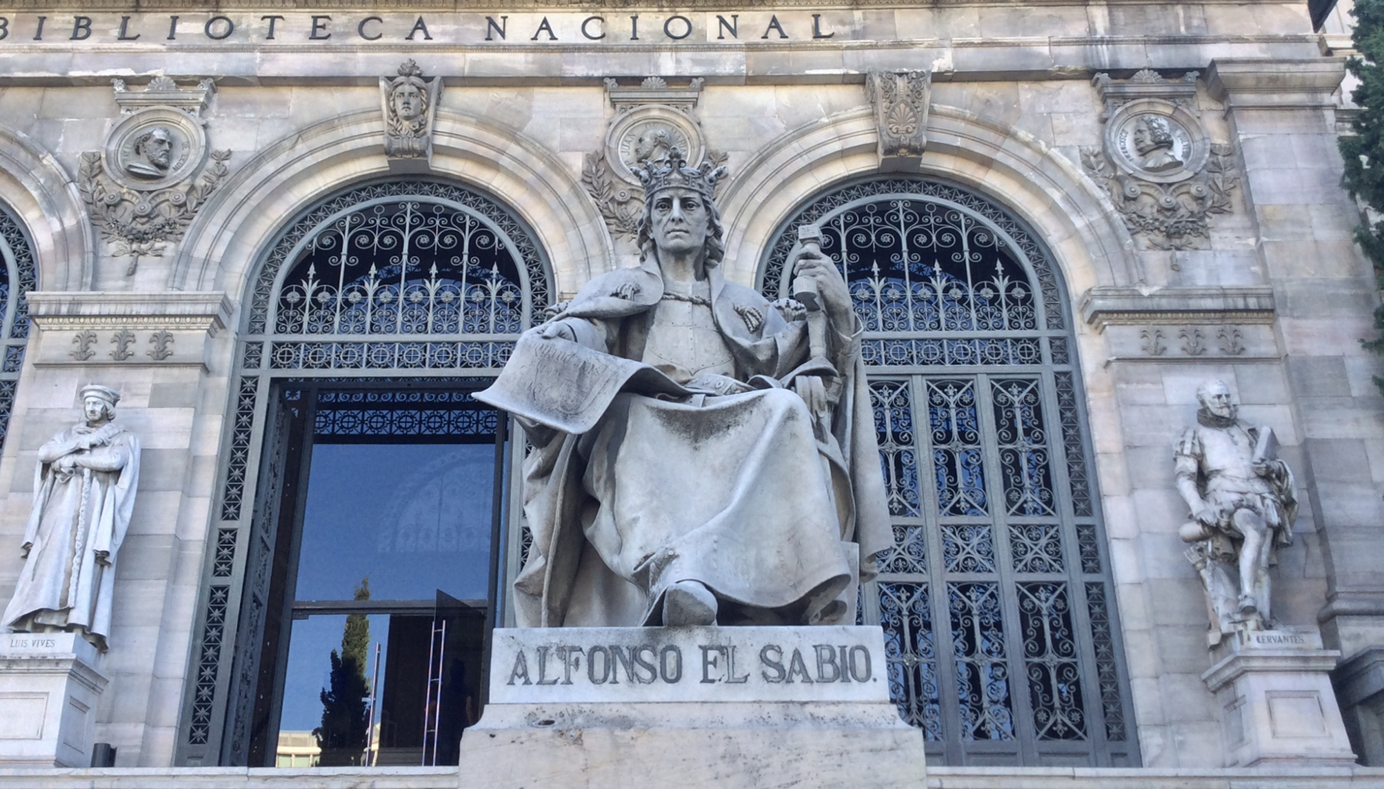 Estatua de Alfonso X el Sabio, frente a la Biblioteca Nacional, obra de José Alcoverro