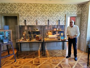 El comisario del MAE visita el Musée d’Histoire des Sciences de Ginebra