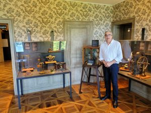 El comisario del MAE visita el Musée d’Histoire des Sciences de Ginebra