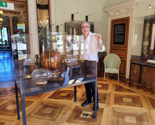 El comisario del MAE visita el Musée d’Histoire des Sciences de Ginebra