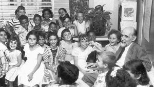 Juan Ramón Jiménez, hacia 1957, en una escuela de Puerto Rico