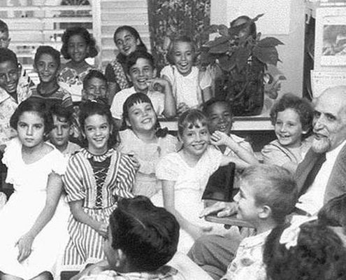 Juan Ramón Jiménez, hacia 1957, en una escuela de Puerto Rico