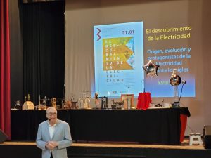 el colegio Salesianos San Bartolomé para ofrecer la conferencia El descubrimiento de la electricidad al alumnado de Bachillerato y Ciclos Formativos, así como al profesorado. El comisario del MAE, José Antonio Mañas, ha sido el encargado de exponer esta conferencia en la que se realiza un repaso por la historia de la electricidad y su vinculación con el magnetismo, empezando por los primeros descubrimientos de la electricidad y acabando a comienzos del siglo XX. Los asistentes se mostraron muy participativos con todas las actividades y experimentos que se llevaron a cabo durante la cita.