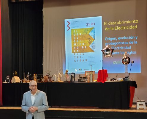 el colegio Salesianos San Bartolomé para ofrecer la conferencia El descubrimiento de la electricidad al alumnado de Bachillerato y Ciclos Formativos, así como al profesorado. El comisario del MAE, José Antonio Mañas, ha sido el encargado de exponer esta conferencia en la que se realiza un repaso por la historia de la electricidad y su vinculación con el magnetismo, empezando por los primeros descubrimientos de la electricidad y acabando a comienzos del siglo XX. Los asistentes se mostraron muy participativos con todas las actividades y experimentos que se llevaron a cabo durante la cita.