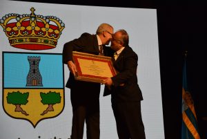 Jesús Asensi y José Antonio Mañas reciben el título de Hijo Adoptivo del Ayuntamiento de Alhaurín de la Torre