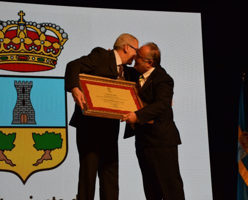 Jesús Asensi y José Antonio Mañas reciben el título de Hijo Adoptivo del Ayuntamiento de Alhaurín de la Torre