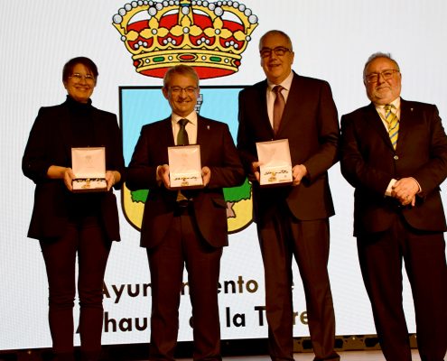 Jesús Asensi y José Antonio Mañas reciben el título de Hijo Adoptivo del Ayuntamiento de Alhaurín de la Torre