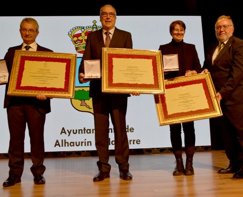 Jesús Asensi y José Antonio Mañas reciben el título de Hijo Adoptivo del Ayuntamiento de Alhaurín de la Torre