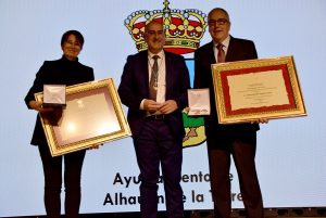 Jesús Asensi y José Antonio Mañas reciben el título de Hijo Adoptivo del Ayuntamiento de Alhaurín de la Torre