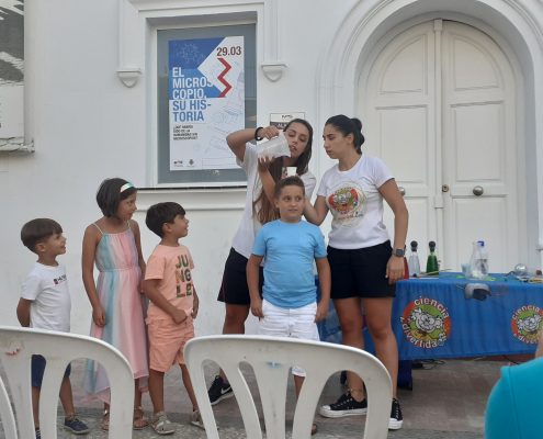 El MAE celebra su taller de ciencia para toda la familia en la plaza de Santa Ana