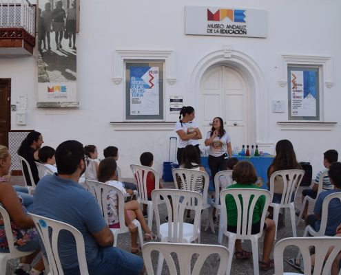 El MAE celebra su taller de ciencia para toda la familia en la plaza de Santa Ana