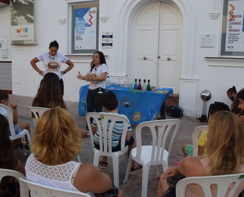 El MAE celebra su taller de ciencia para toda la familia en la plaza de Santa Ana