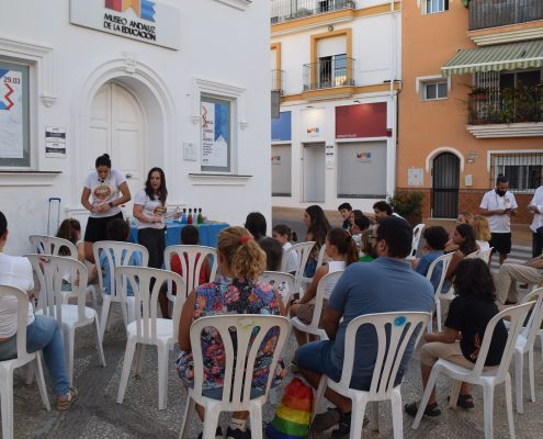 El MAE celebra su taller de ciencia para toda la familia en la plaza de Santa Ana