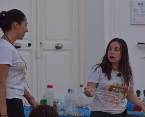 El MAE celebra su taller de ciencia para toda la familia en la plaza de Santa Ana