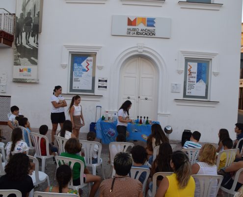 El MAE celebra su taller de ciencia para toda la familia en la plaza de Santa Ana