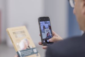 La catedrática Marga Sánchez analiza los efectos del relato de la prehistoria en el presente