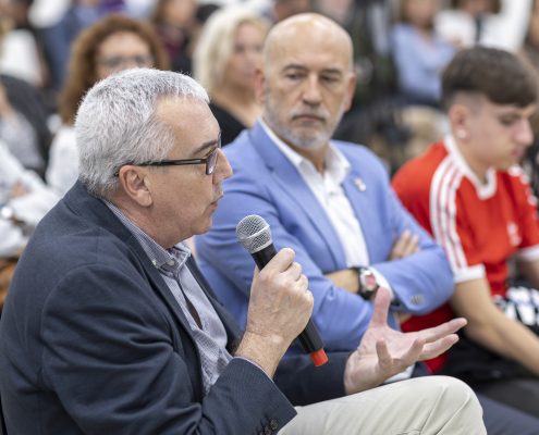 El periodista Jon Sistiaga clausura el VI ciclo 'El MAE se mueve'