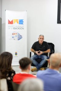 El periodista Jon Sistiaga clausura el VI ciclo 'El MAE se mueve'