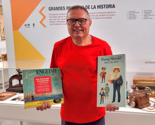 El MAE recibe una valiosa donación de material escolar y aparatos eléctricos de Juan Cristóbal Ramos Torres