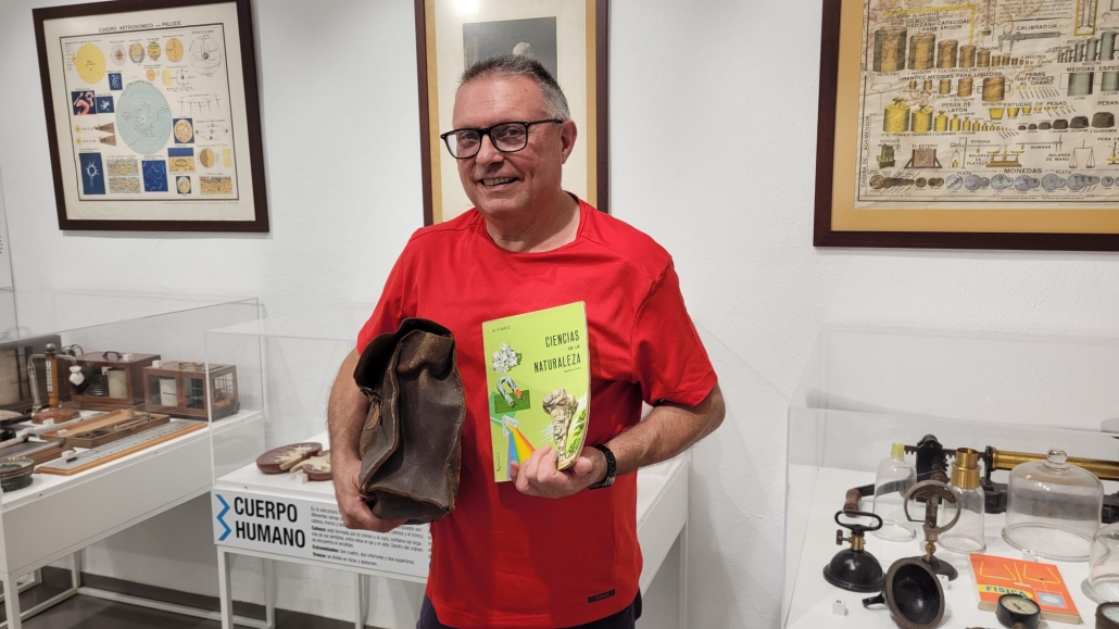 El MAE recibe una valiosa donación de material escolar y aparatos eléctricos de Juan Cristóbal Ramos Torres El MAE recibe una valiosa donación de material escolar y aparatos eléctricos de Juan Cristóbal Ramos Torres