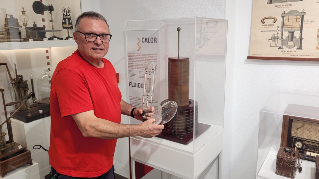 El MAE recibe una valiosa donación de material escolar y aparatos eléctricos de Juan Cristóbal Ramos Torres El MAE recibe una valiosa donación de material escolar y aparatos eléctricos de Juan Cristóbal Ramos Torres